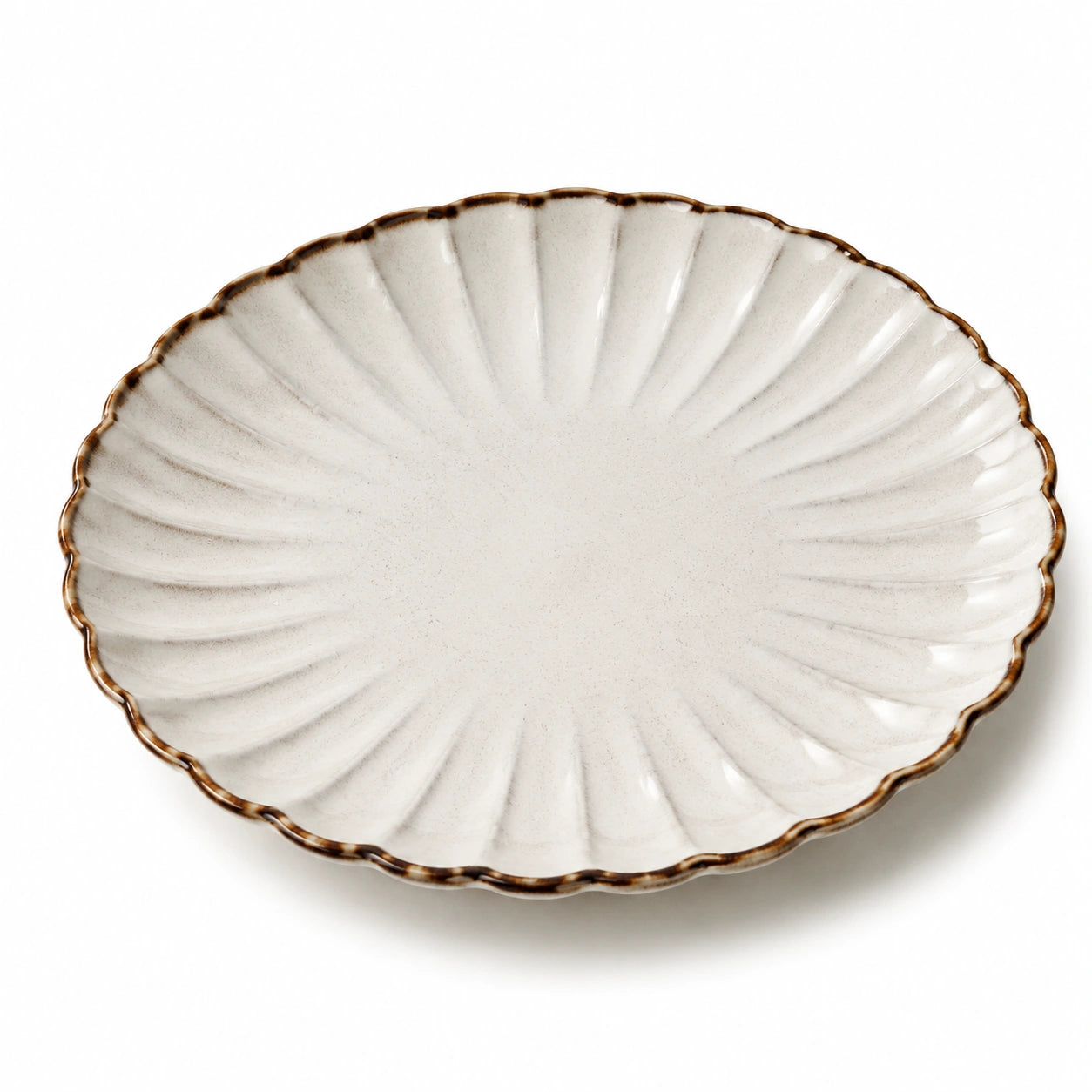 Assiette plate 26 cm en céramique blanc cassé bord marron style ondulé