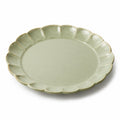 Assiette plate 26 cm en céramique vert pâle à bord festonné