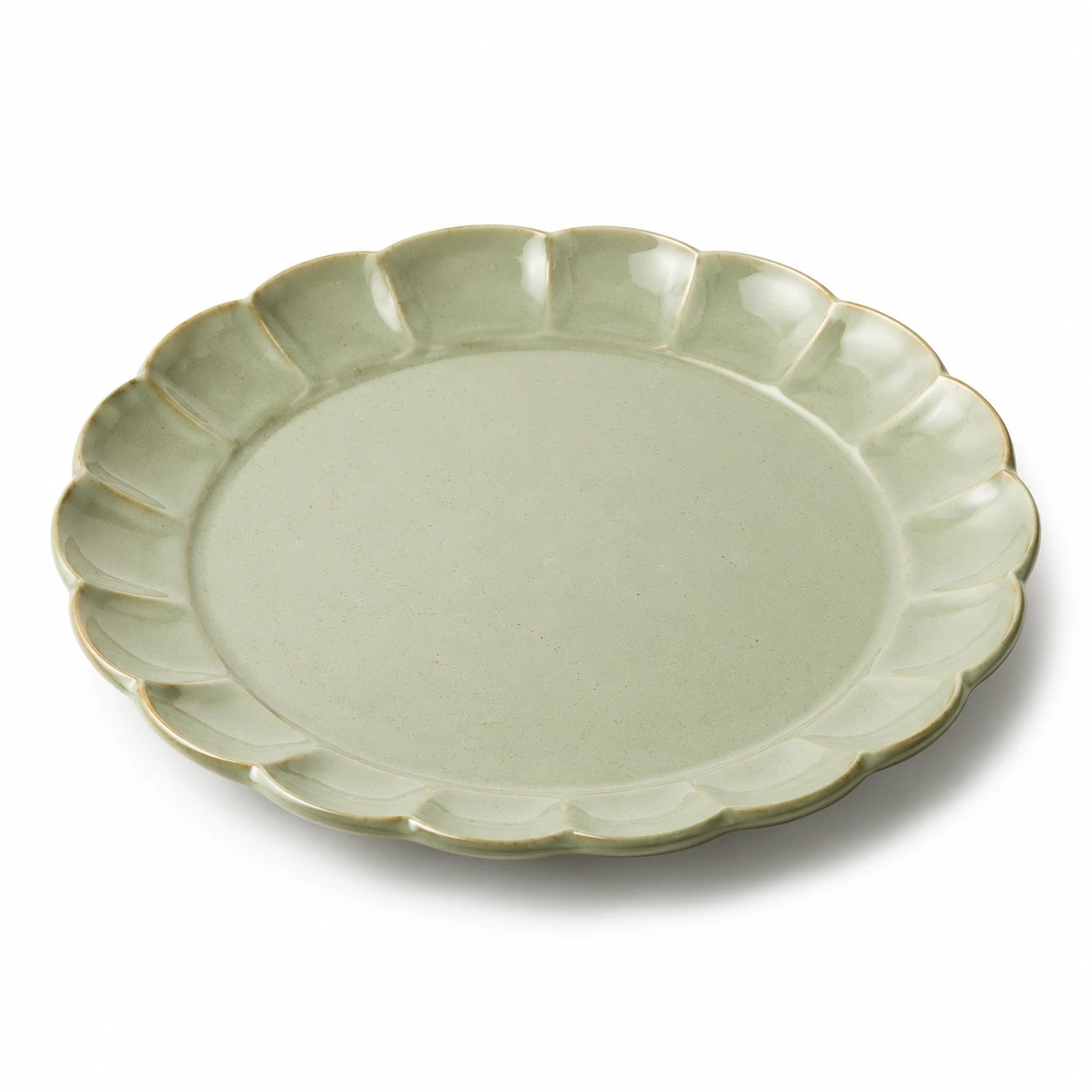 Assiette plate 26 cm en céramique vert pâle à bord festonné