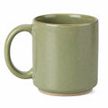 Mug 350 ml en céramique vert sauge - poignée ronde finition émaillée